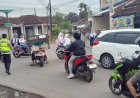 Senyum Pagi di Simpang 3 Cikeleng: Sinergi Pelajar dan Polisi Kawal Ketertiban Lalu Lintas