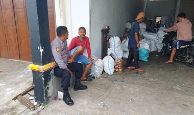 Bripka Slamet.w Laksanakan Sambang dan Himbauan Kamtibmas di Desa Cikawungading